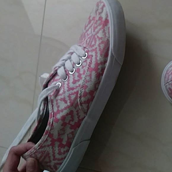 Cute pink and white Areopostale shoes - Picture 3 of 5